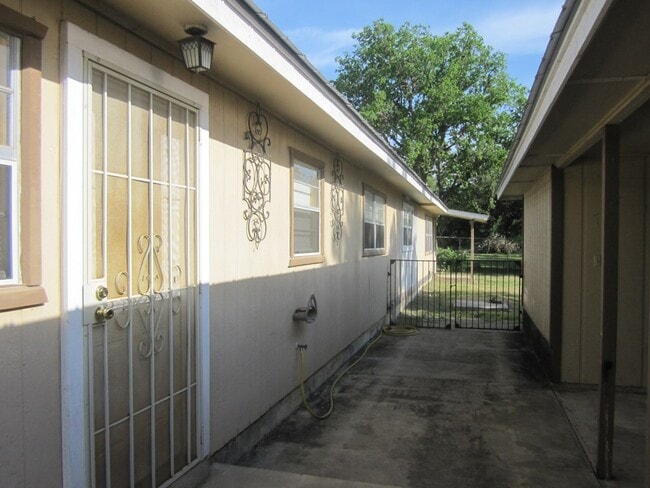 203 Houston St in Bandera, TX - Building Photo - Building Photo