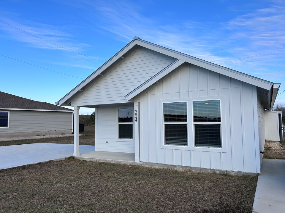 204 County Rd 485 in Castroville, TX - Building Photo