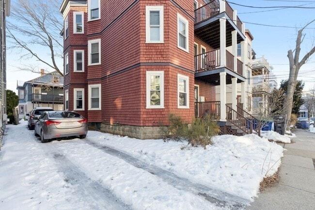 27 Brackett St, Unit 2
