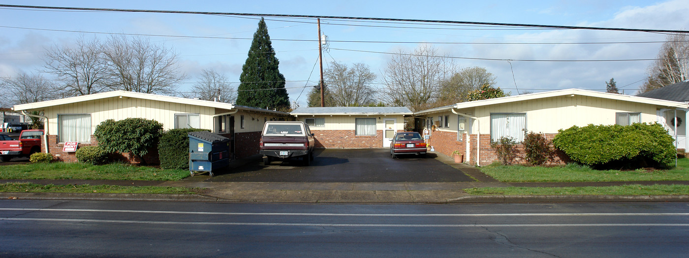 Squire Apartments in Albany, OR - Building Photo