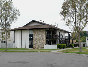 2041 S Sprague Ln in Anaheim, CA - Foto de edificio - Building Photo