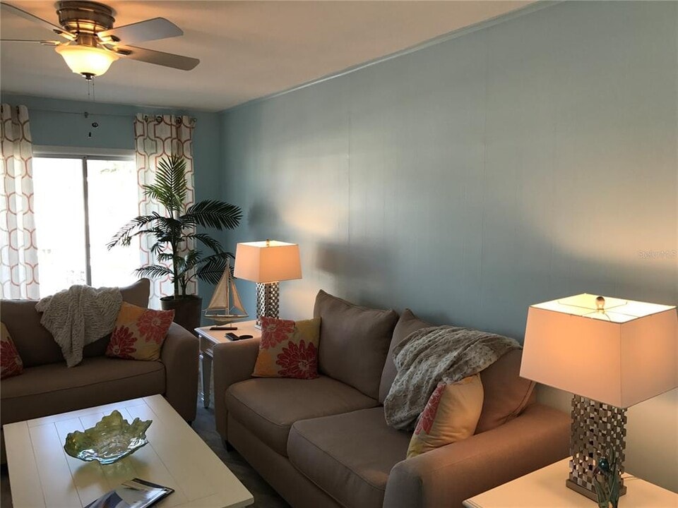 335 Causeway N in New Smyrna Beach, FL - Building Photo