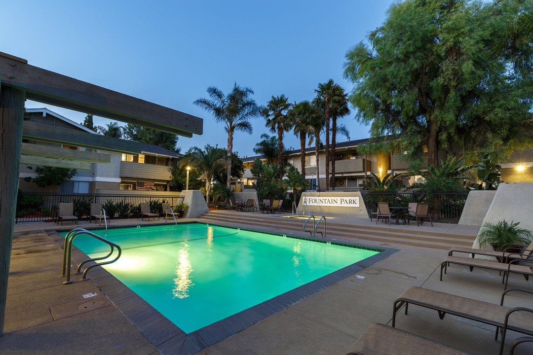 Fountain Park in Canoga Park, CA - Foto de edificio