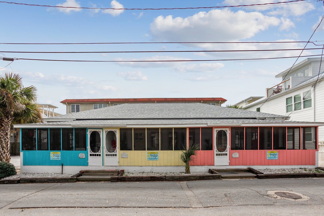 11 Izlar Ave in Tybee Island, GA - Building Photo