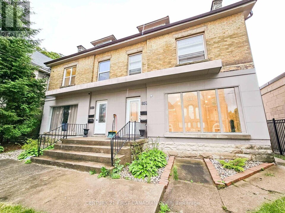 857 Dundas St in London, ON - Building Photo