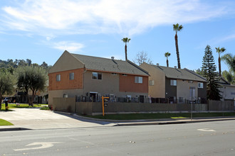 453-495 W Chase Ave in El Cajon, CA - Building Photo - Building Photo