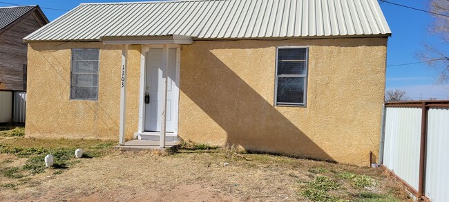 1103 N Boston Ave in Portales, NM - Foto de edificio - Building Photo