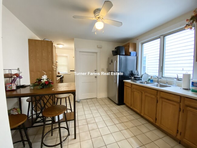 11 Romsey St, Unit 2 in Boston, MA - Foto de edificio - Building Photo