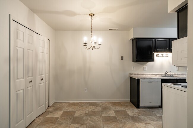 Bradford Square in Clinton Township, MI - Foto de edificio - Interior Photo