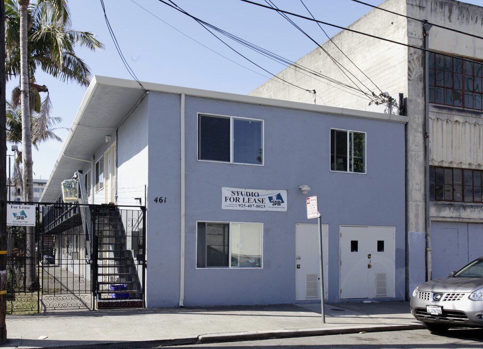 Casa Blanca Apartments in Oakland, CA - Building Photo