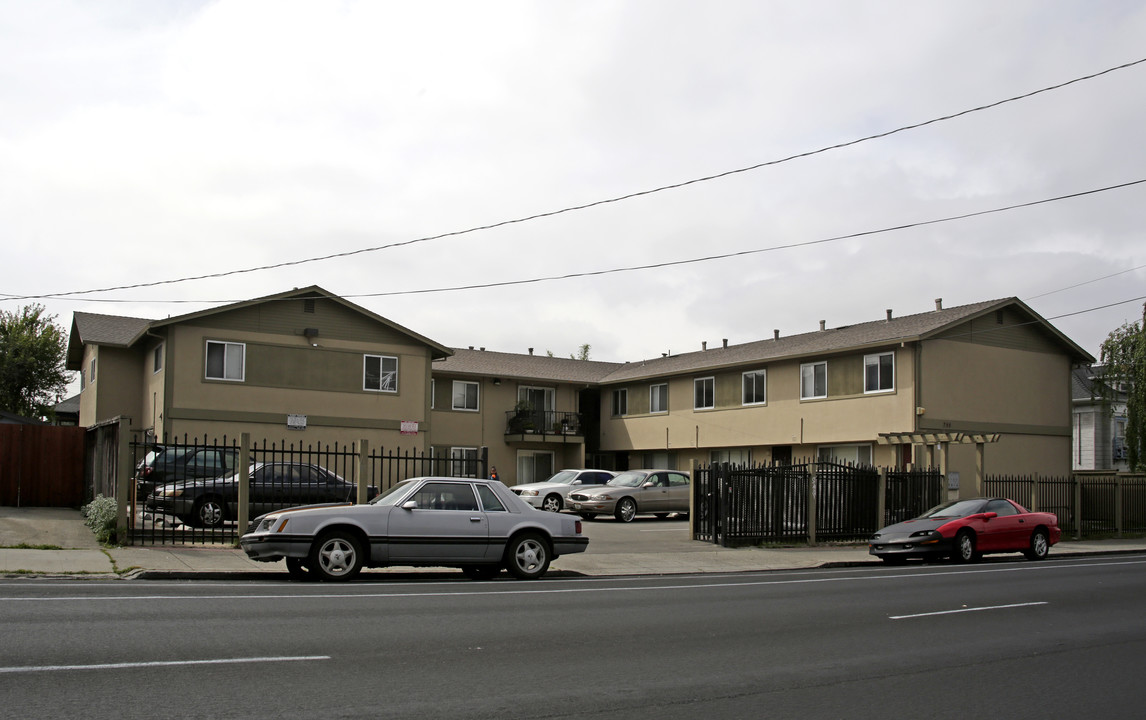 755 Alcatraz Ave in Oakland, CA - Building Photo