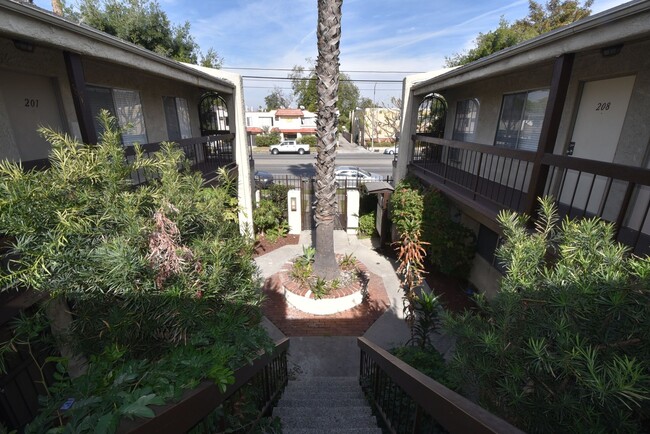 13846 Sherman Way, Unit 103 in Los Angeles, CA - Foto de edificio - Building Photo