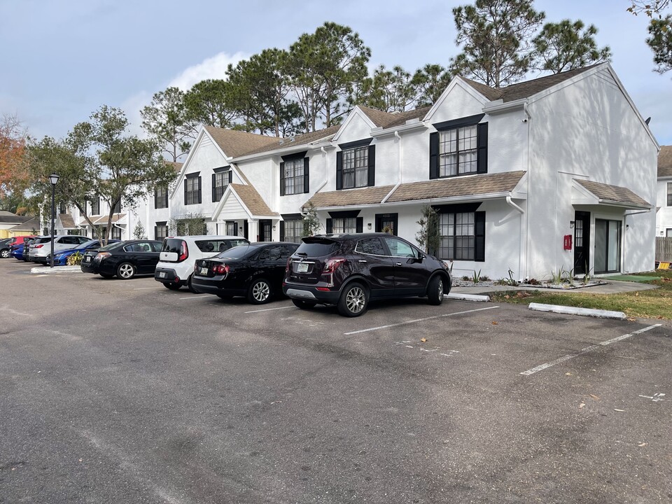 St. Andrews Square in Tampa, FL - Building Photo