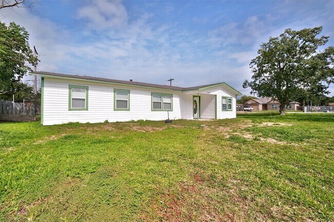 2302 35th Ave N in Texas City, TX - Building Photo - Building Photo