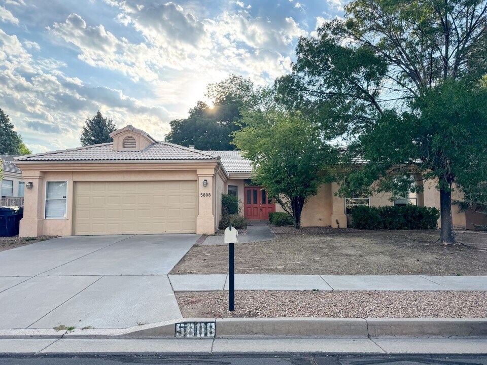 5808 Mimosa Pl NE in Albuquerque, NM - Building Photo