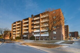 Strathroy Manor in Mississauga, ON - Building Photo