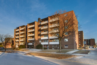 Strathroy Manor in Mississauga, ON - Building Photo - Building Photo