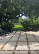 491 Ives Dairy Rd in Miami, FL - Building Photo - Building Photo