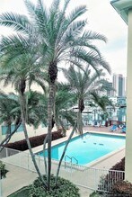 462 Golden Isles Dr-Unit -20E in Hallandale Beach, FL - Building Photo - Building Photo