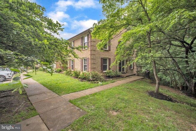 6285 Rathlin Dr in Springfield, VA - Building Photo - Building Photo