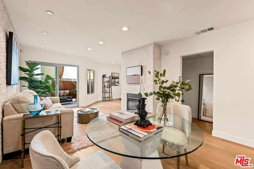 141 S Clark Dr in Los Angeles, CA - Building Photo