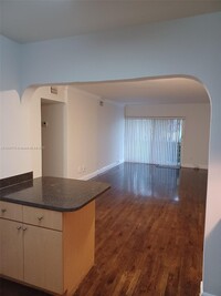 980 NE 170th St, Unit 204 in North Miami Beach, FL - Building Photo - Building Photo