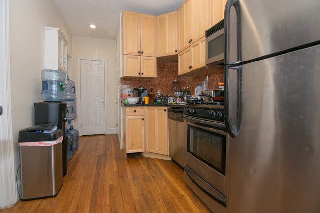 61 Thatcher St, Unit 2 in Brookline, MA - Building Photo - Building Photo