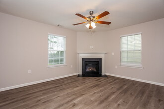 1761 Eastway Dr in Dallas, NC - Building Photo - Building Photo