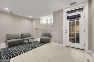 1135 6th St NW, Unit 1 in Washington, DC - Foto de edificio - Building Photo