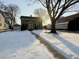 300 N Madison St in Woodstock, IL - Building Photo