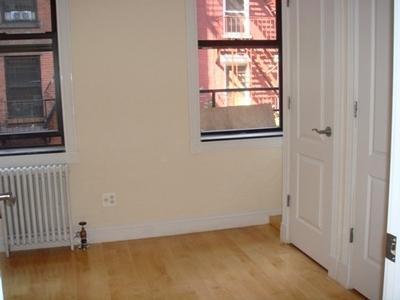 120 1/2 First Avenue in New York, NY - Building Photo - Building Photo