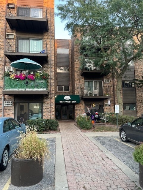 property at 815 E Oakton St