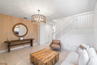 9974 NW 86th Terrace in Doral, FL - Foto de edificio - Building Photo