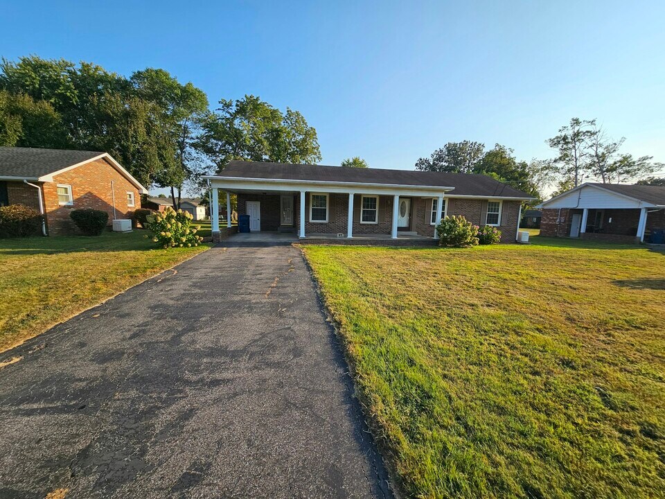 1615 Kirkwood Dr in Murray, KY - Building Photo