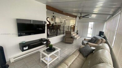 219 W Lake Dr in Hallandale Beach, FL - Building Photo - Building Photo