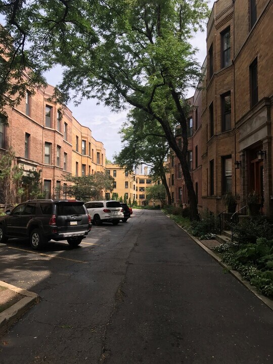 749 W California Terrace in Chicago, IL - Building Photo