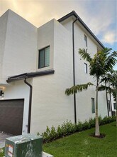 8118 NW 42nd St in Doral, FL - Building Photo - Building Photo