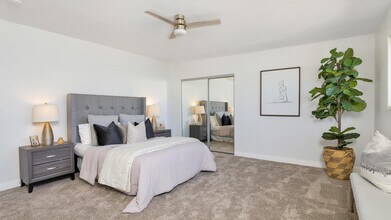 Carlsbad Village Apartment Homes in Carlsbad, CA - Foto de edificio - Building Photo