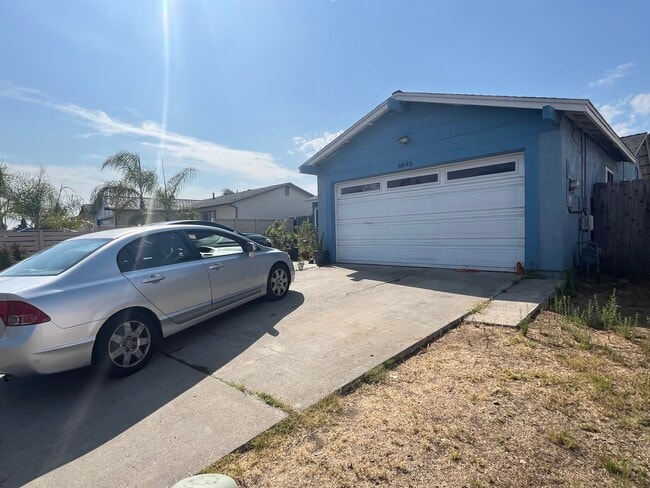 8695 Belfast Cir in San Diego, CA - Building Photo - Building Photo