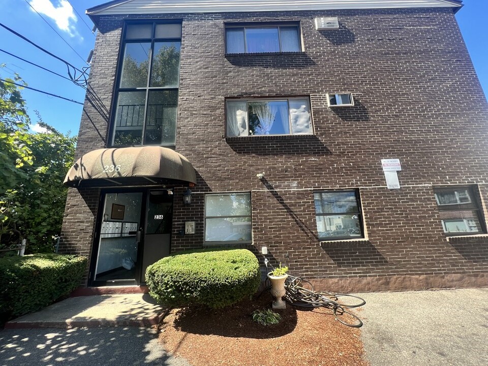 236 Broadway in Malden, MA - Foto de edificio
