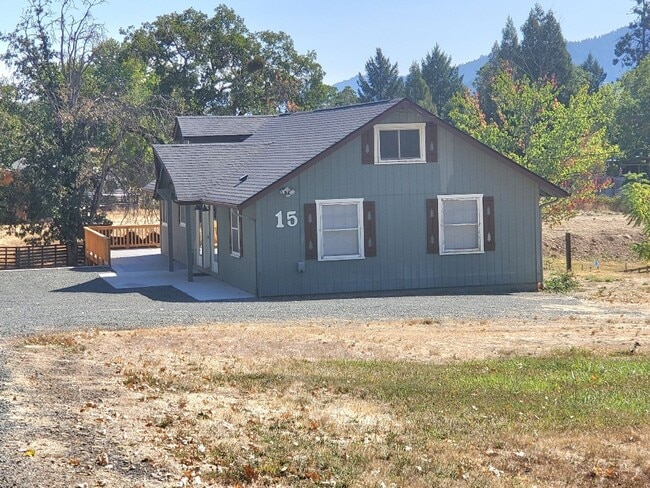 15 SW Western Ave in Grants Pass, OR - Building Photo - Building Photo