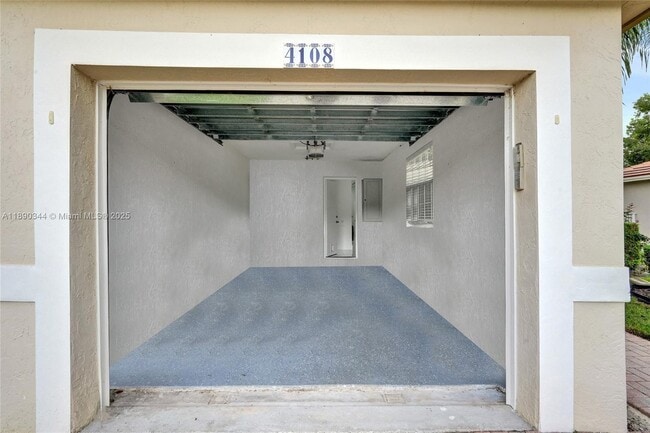 4108 Sapphire Terrace in Weston, FL - Foto de edificio - Building Photo