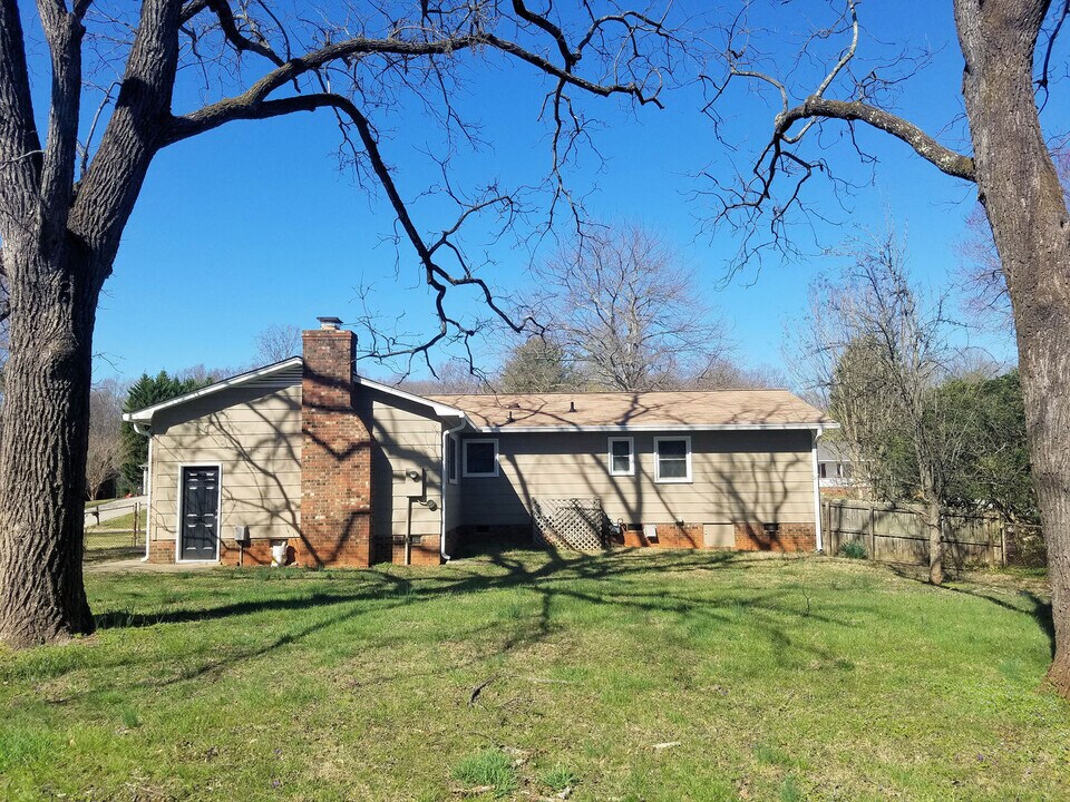 810 Duckview Ct in Winston-Salem, NC - Building Photo