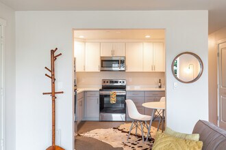 641 W Emerson St, Unit 203 in Seattle, WA - Building Photo - Building Photo