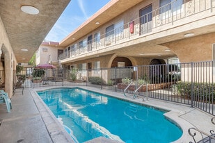 Vanowen Plaza in Van Nuys, CA - Building Photo