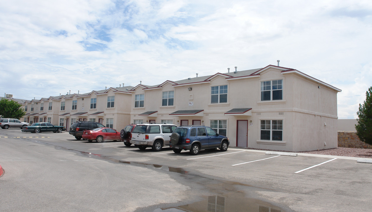 Desert Breeze Apartments in El Paso, TX - Building Photo