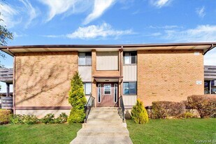 110 Sierra Vista Ln in Valley Cottage, NY - Building Photo