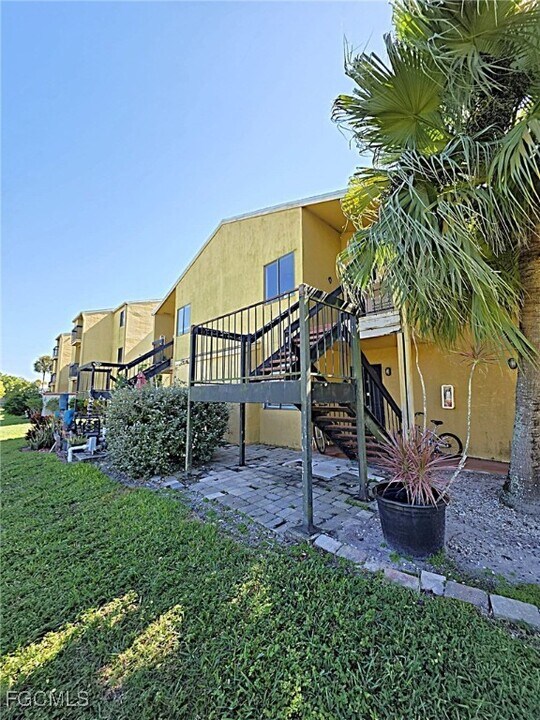 2925 Winkler Ave in Ft. Myers, FL - Building Photo