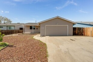 7726 Laurie Way in Sacramento, CA - Building Photo