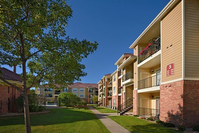 Highland Crossing and Highland Square in Denver, CO - Building Photo - Building Photo